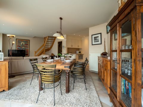 Sky, Building, House, Roof, Home, Cottage, Residential Area, Door, Human Settlement, Rural Area