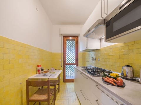 Wall, Kitchen, Flooring, Wood, Interior Design, Countertop, Floor, Ceiling, Tile, Home