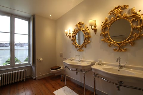 Vicomte Room | Bathroom sink