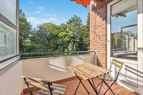 Der sonnige Balkon mit Sitzgelegenheit lädt zu entspannten Stunden mit Blick ins Grüne ein.