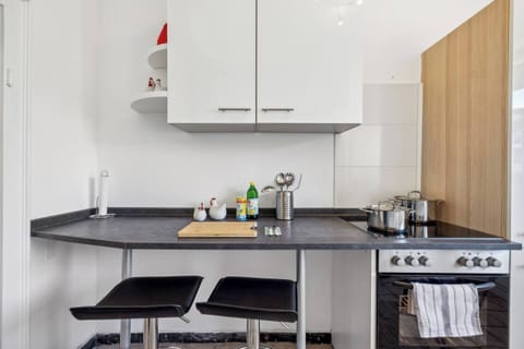 Moderne Küche mit praktischer Frühstückstheke und gemütlichen Barhockern – perfekt für einen entspannten Start in den Tag.