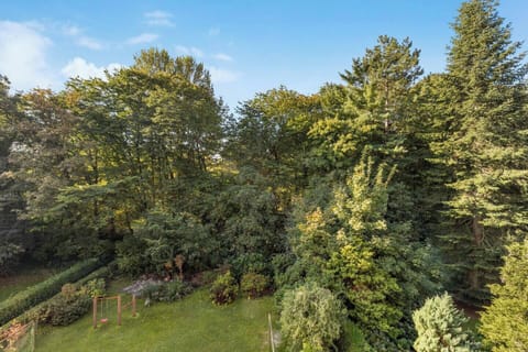 Genießen Sie vom Balkon den idyllischen Blick ins Grüne mit alten Bäumen und viel Ruhe.