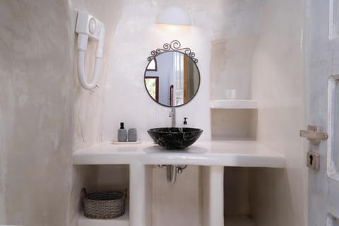 Junior Suite | Bathroom | Shower, hair dryer, towels, soap