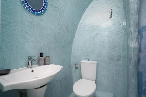 Superior Suite | Bathroom | Shower, hair dryer, towels, soap