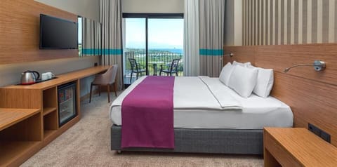 Superior Room, 1 Bedroom, Sea View | Minibar, in-room safe, soundproofing, rollaway beds