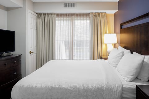 Suite, 1 Bedroom | Premium bedding, desk, blackout drapes, iron/ironing board