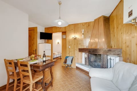 Standard Apartment, Multiple Bedrooms (Appartamento Vecchio Gad) | Living room | 21-inch flat-screen TV with cable channels