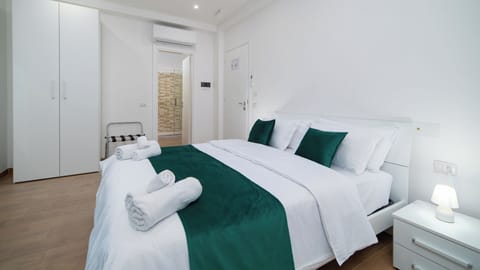 Room | In-room safe, iron/ironing board, free WiFi