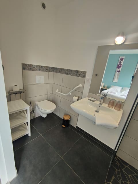 Superior Double Room | Bathroom | Towels, soap, shampoo, toilet paper