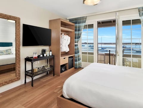 Deluxe Double Room, 1 King Bed, Balcony, Bay View | Free WiFi, bed sheets