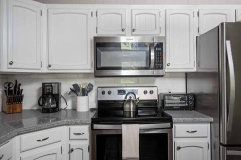 Cook delicious meals for breakfast, lunch, and dinner in this fully equipped kitchen. We suggest grabbing ingredients from a local farm.