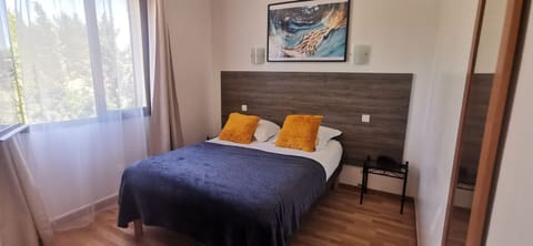 Standard Double Room (étage) | Bathroom | Free toiletries, hair dryer, towels