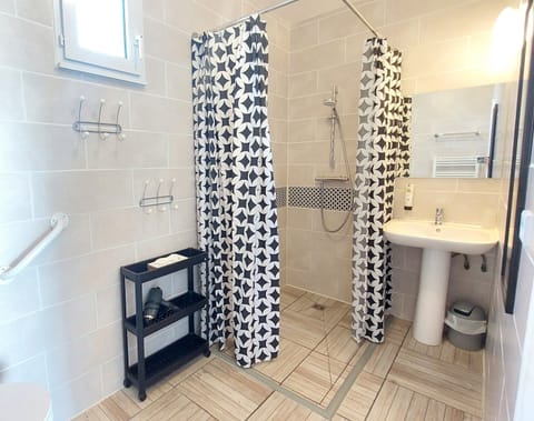 Twin room accessible to people with reduced mobility | Bathroom | Eco-friendly toiletries, hair dryer, towels, soap
