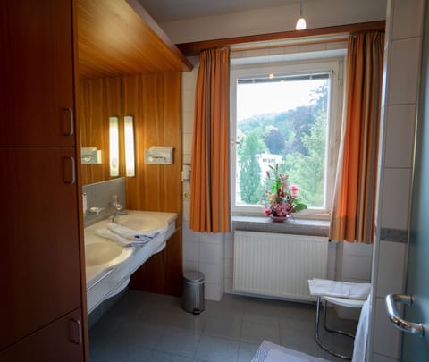 Grand Studio Suite | Bathroom | Shower, free toiletries, hair dryer, bathrobes