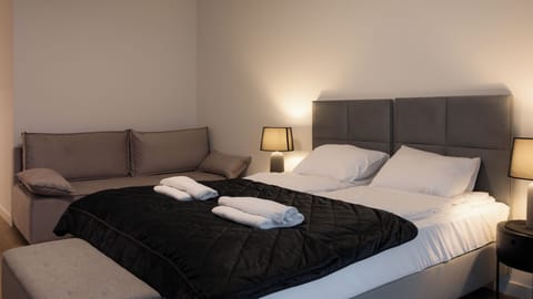 Studio (7B) | Living area | Flat-screen TV