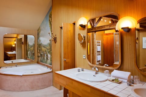 Luxury Suite | Bathroom | Hair dryer, towels