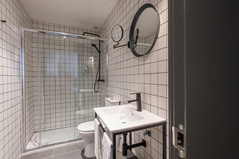 Economy Double Room | Bathroom | Deep soaking tub, free toiletries, hair dryer, towels