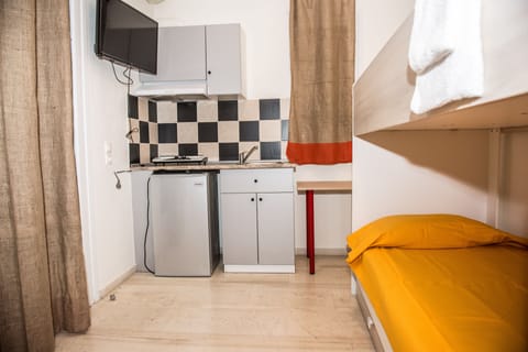 Economy Studio | Soundproofing, iron/ironing board, free cribs/infant beds, free WiFi