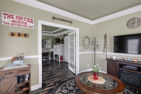 Signature Apartment, 1 King Bed with Sofa bed, Kitchenette, Garden View | Living area | 42-inch flat-screen TV with digital channels, TV, Netflix