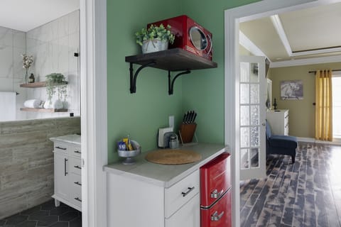 Signature Apartment, 1 King Bed with Sofa bed, Kitchenette, Garden View | Private kitchenette | Fridge, microwave, coffee/tea maker, electric kettle