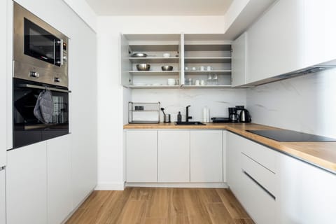 Apartment, 1 Double Bed, Kitchen, City View | Private kitchen | Mini-fridge, microwave, oven, stovetop