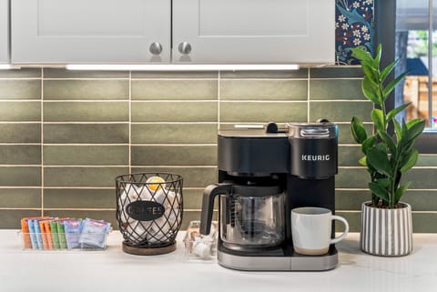 Duo Coffee Maker offering K Cup and Full-Brewed Coffee Pot options