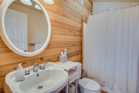 Romantic Cabin (Northern Exposure Cabin) | Bathroom | Free toiletries, hair dryer, slippers, towels