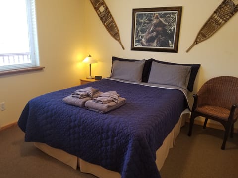 Standard Room, 1 Queen Bed, Shared Bathroom | Premium bedding, pillowtop beds, individually decorated