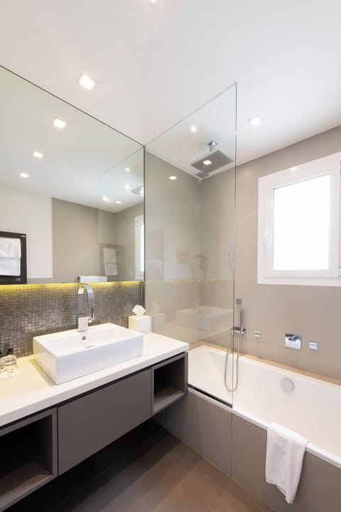 Deluxe Room, Terrace | Bathroom | Free toiletries, hair dryer, bathrobes, towels