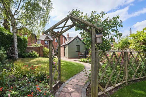 Garden Studio, Hartlebury - Host & Stay