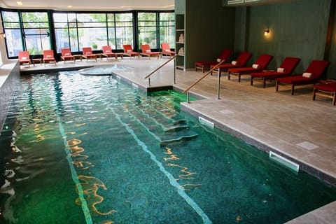 Couples treatment rooms, sauna, spa tub, steam room, body treatments