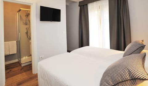 Double Room, Balcony | In-room safe, cribs/infant beds, free WiFi, bed sheets