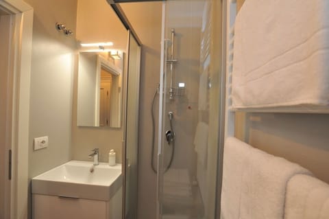 Double Room, Balcony | Bathroom | Shower, bidet