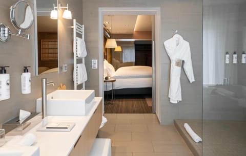 Junior Suite, 1 King Bed (Vue Voisin) | Bathroom | Separate tub and shower, jetted tub, free toiletries, hair dryer