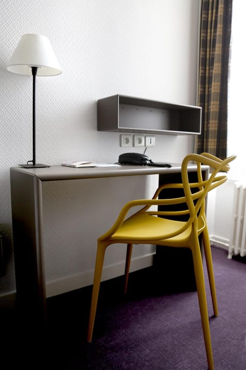 Classic Room, 1 Double Bed, Non Smoking | Desk, laptop workspace, soundproofing, iron/ironing board