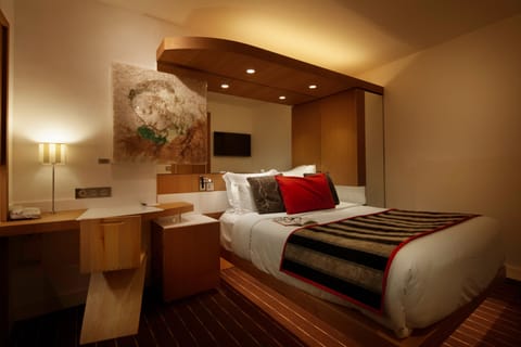 Standard Double Room | Minibar, in-room safe, soundproofing, iron/ironing board