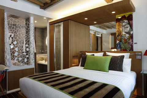 Executive Room | Minibar, in-room safe, soundproofing, iron/ironing board