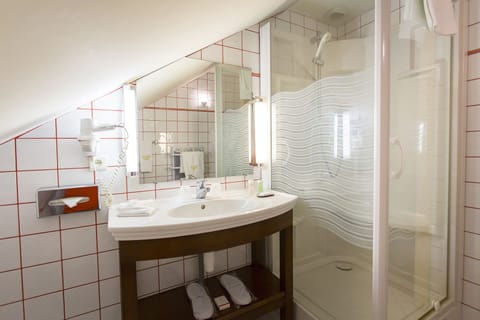 Double Room, 2 Twin Beds, Non Smoking (Brimbelle) | Bathroom | Free toiletries, hair dryer, bathrobes, slippers