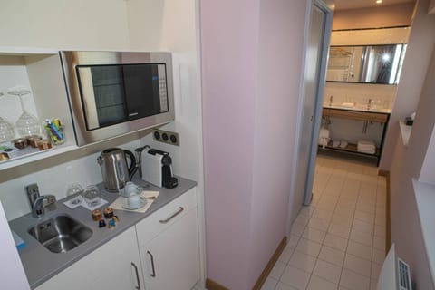 Luxury Apartment, 2 Bedrooms, Lake View | Private kitchen | Electric kettle