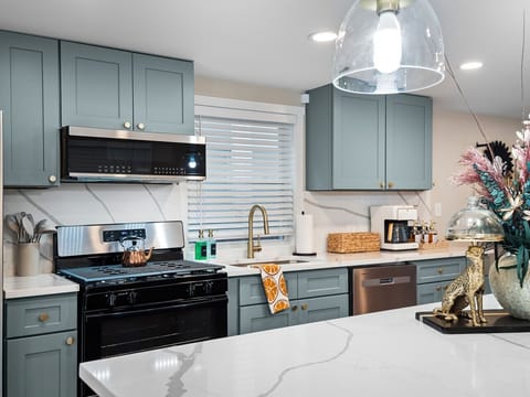 Fully equipped & beautifully designed kitchen 🍽️ Cook with ease using modern appliances, marble-style counters, and charming decorative touches! ✨👩🍳