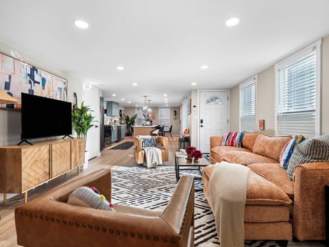 Open-concept comfort! 🏠 From the cozy living area to the modern kitchen, enjoy a seamless space perfect for relaxing, cooking & entertaining. ✨