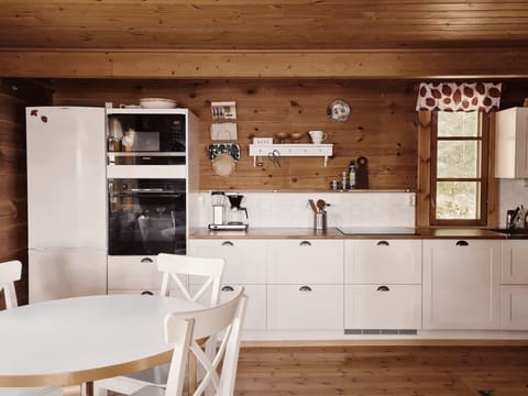 The cottage's renovated kitchen is fully equipped, where you can prepare delicious meals.