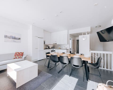 This two-story semi-detached house is bright and spacious. Upstairs you will find a living room with an open kitchen and access to the apartment's balcony.