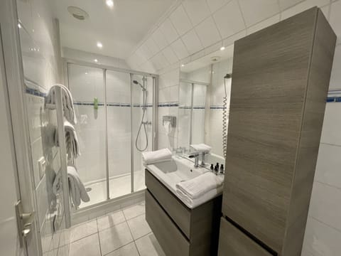 Apartment, Lagoon View | Bathroom | Free toiletries, hair dryer, towels