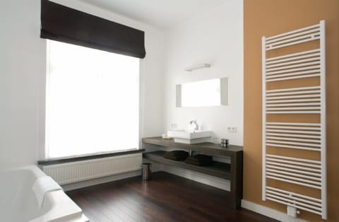 Deluxe Double or Twin Room, Bathtub | Bathroom | Separate tub and shower, hydromassage showerhead, free toiletries