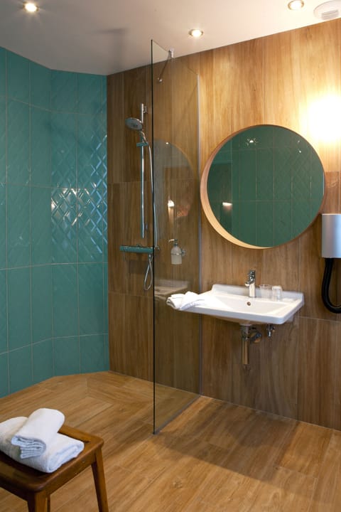 Single Room | In-room safe, desk, blackout drapes, iron/ironing board