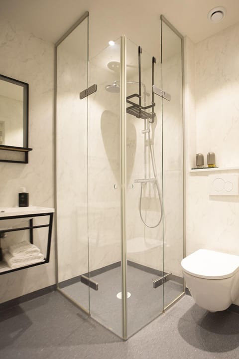 Comfort Quadruple Room | Bathroom | Rainfall showerhead, eco-friendly toiletries, towels