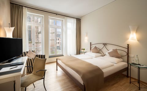 Classic Double Room | Minibar, in-room safe, individually decorated, individually furnished