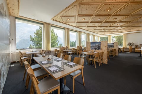 Lunch served, Regional cuisine, alfresco dining 