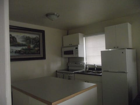 Suite, 1 Bedroom, Kitchen | Private kitchenette | Fridge, coffee/tea maker